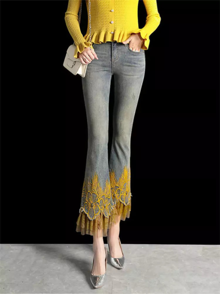 Pantalones vaqueros cortos acampanados de cintura alta con parches de malla bordada para mujer