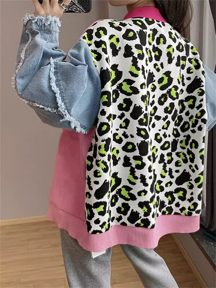 Trendiger pinkfarbener Strickcardigan aus Denim mit Leopardenmuster und Patchwork-Design für Damen