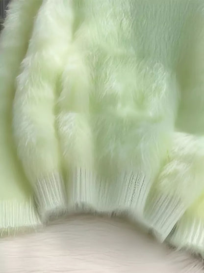 Suéter de punto de mohair verde con cuello redondo para mujer en estilo informal y relajado.