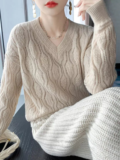 Beigefarbener Wollpullover mit Zopfmuster und V-Ausschnitt für Damen im lässigen Stil