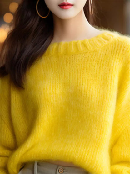 Suéter de punto francés elegante amarillo con cuello redondo para mujer con un estilo único y acogedor.