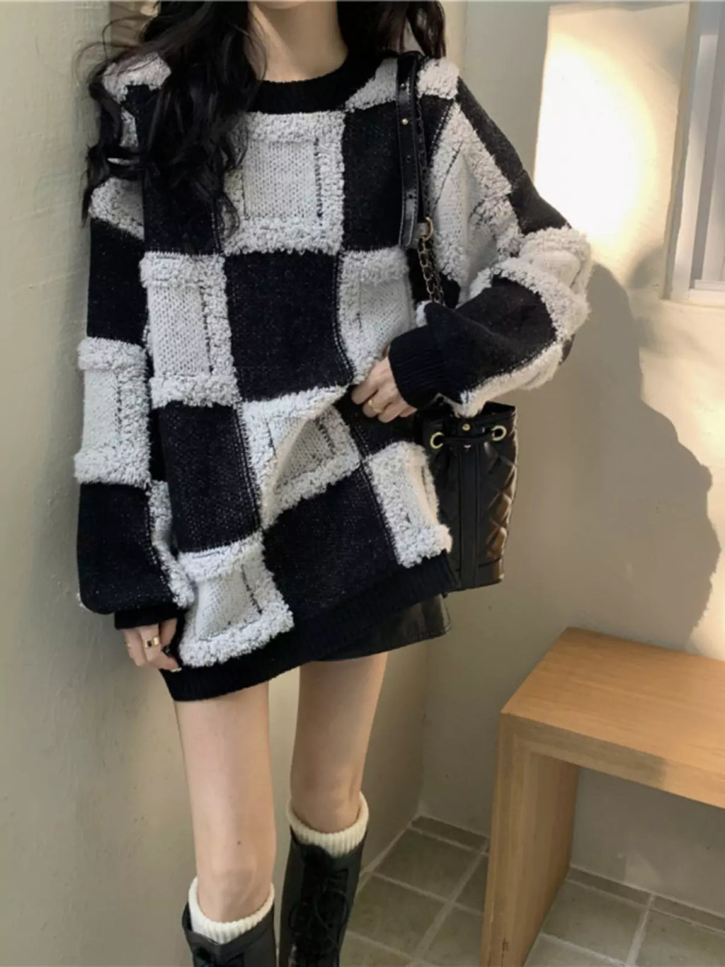 Mittellanger, gelb-brauner Strickpullover mit Rundhalsausschnitt und Karomuster für Damen