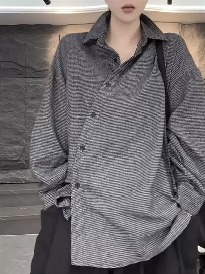 Locker geschnittenes, gestreiftes Damenhemd mit Reverskragen in mittellanger Länge