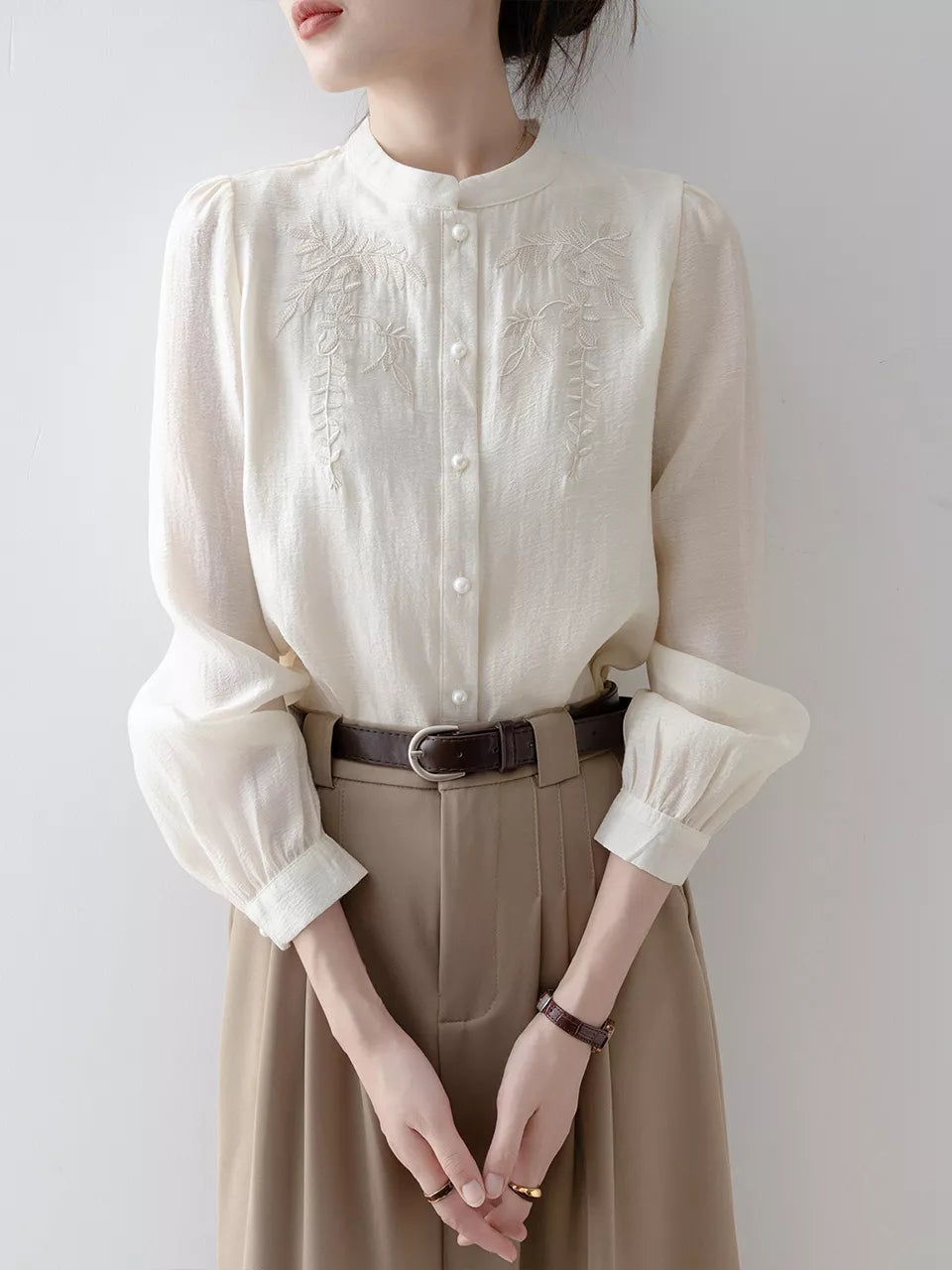 Aprikosenfarbene, bestickte Bluse mit Stehkragen für Damen