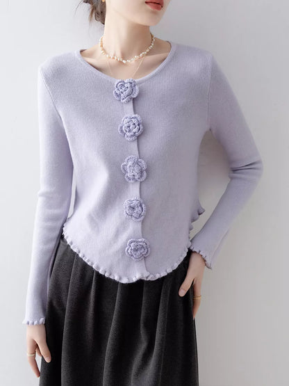 Elegantes, lila Stricktop mit Rundhalsausschnitt, floralen Details und Rüschen.