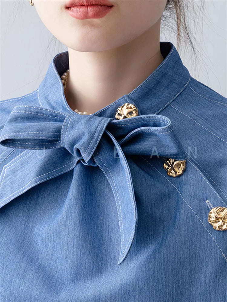 Camisa vaquera azul con mangas farol y pajarita para mujer