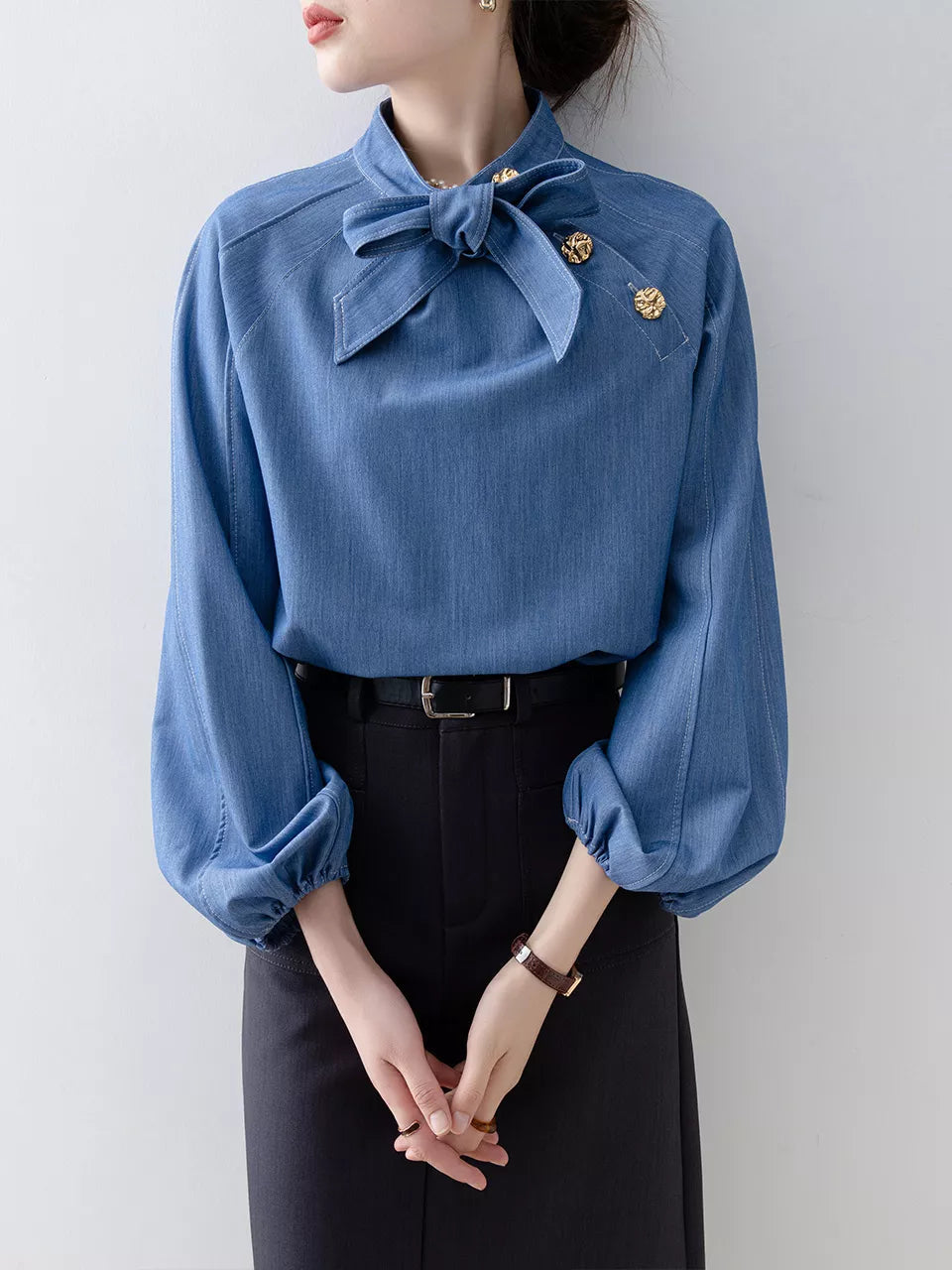 Damenbluse aus blauem Denim mit Schleife und Laternenärmeln