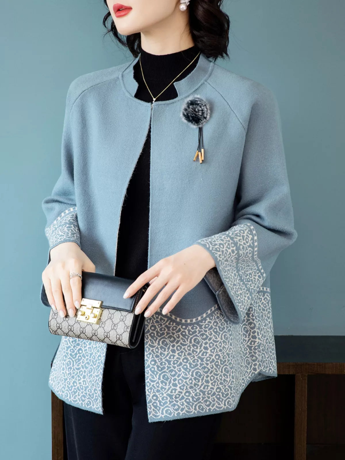 Elegante cárdigan de punto con cuello alto estampado azul para mujer