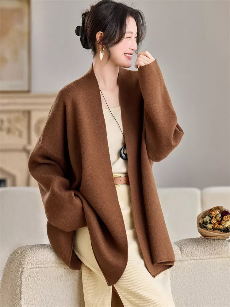 Elegante cárdigan largo de punto marrón para mujer