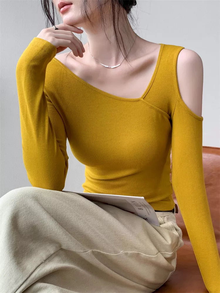 Top ajustado con hombros al descubierto y elegante detalle de corte