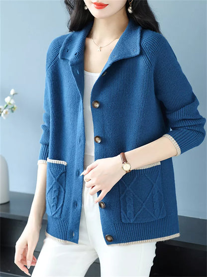 Cárdigan holgado de punto color camel con cuello alto y botones para mujer