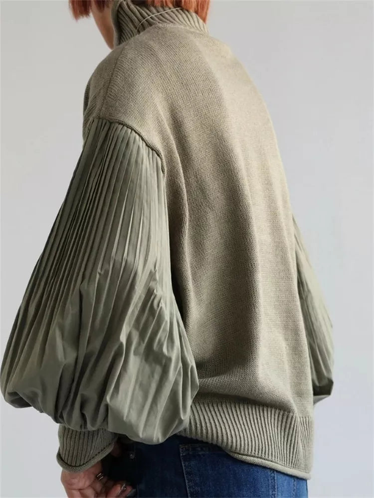 Damenpullover mit hohem Kragen, Falten und Laternenärmeln – Strickpullover aus Materialmix
