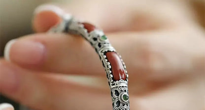 Chinesisch inspiriertes Armband aus Sterlingsilber mit südrotem Achat und durchbrochenem Muster