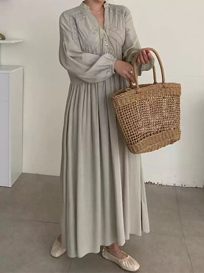 Elegantes, schwarzes Maxikleid im französischen Stil mit V-Ausschnitt und Spitzenbesatz