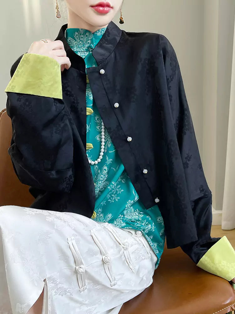 Elegante weiße Satinbluse mit orientalischem Jacquardmuster und Stickerei.
