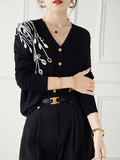 Cárdigan de punto negro con bordado floral de corte holgado