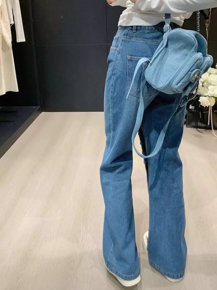 Hochgeschnittene, gerade geschnittene Jeans mit Knopfleiste