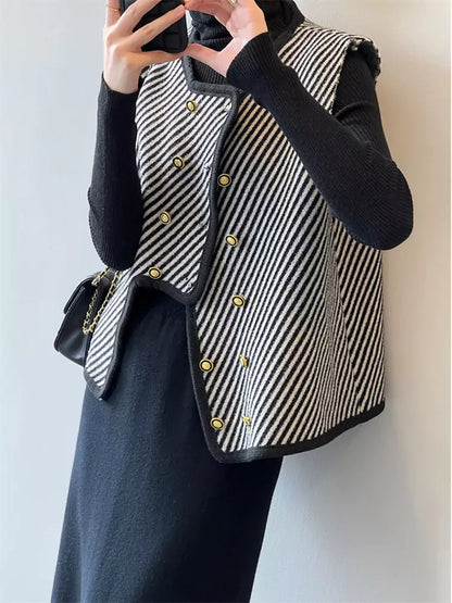 Lässig-elegante, gestreifte Strickweste mit asymmetrischem Saum für den Frühling