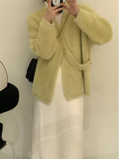 Cárdigan de punto de piel sintética de visón con cierre de botones inclinados