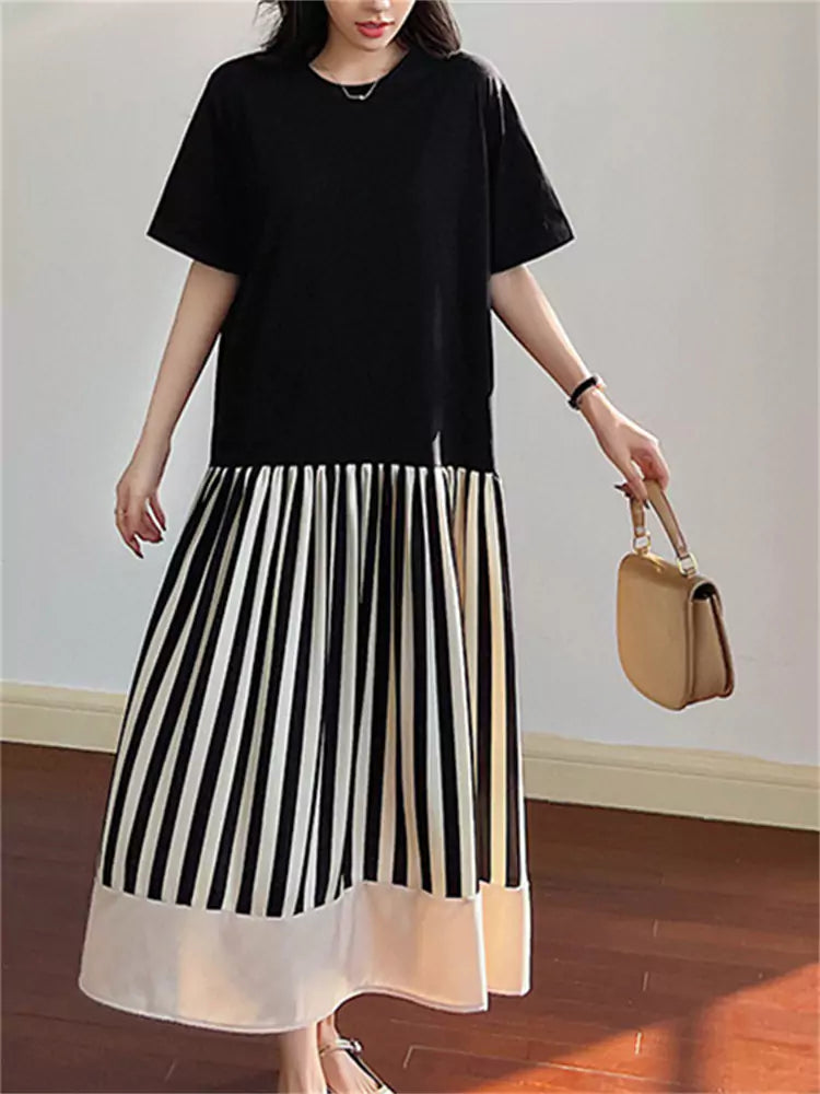 Locker geschnittenes, gestreiftes Kurzarmkleid mit Farbblockmuster und gerafftem Saum