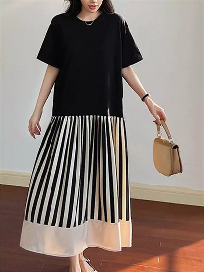 Locker geschnittenes, gestreiftes Kurzarmkleid mit Farbblockmuster und gerafftem Saum