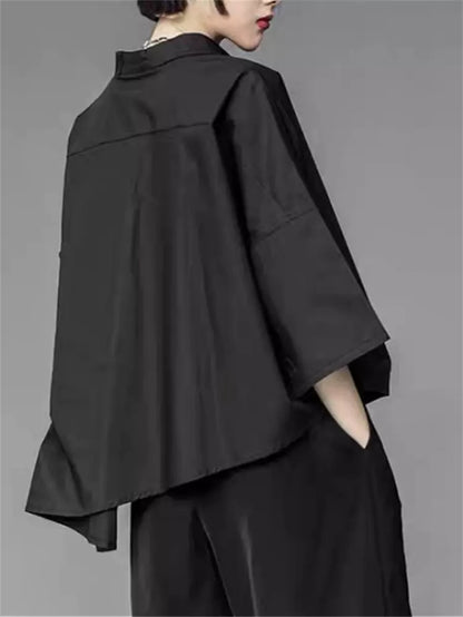 Lässiges und vielseitiges asymmetrisches schwarzes Damenhemd mit einzigartigem Designer-Stil