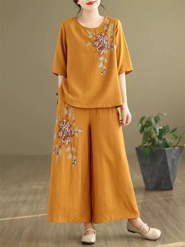 Vintage-Zweiteiler aus besticktem Baumwoll-Leinen-Mix für Damen: Lockere Bluse und weite Hose.