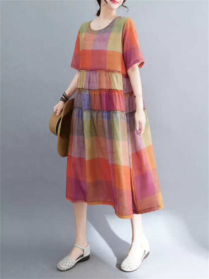 Künstlerisch gestaltetes, mittellanges, fließendes Karokleid mit plissiertem Patchwork-Design