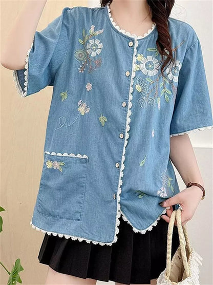 Sommerliches Jeanshemd mit floraler Stickerei, Rundhalsausschnitt, kurzen Ärmeln und lockerer Passform für Damen