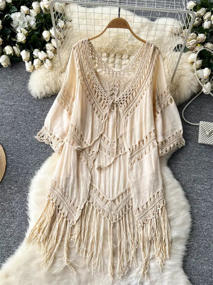 Vestido playero bohemio de crochet con escote en V calado y borlas