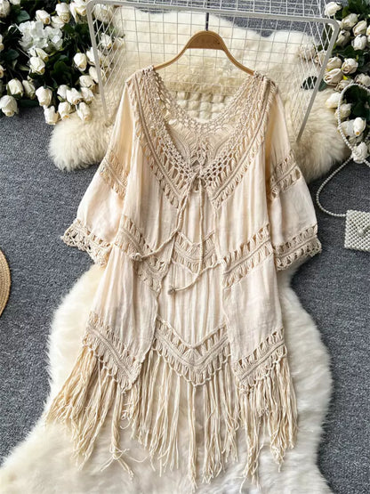 Strandurlaub Boho Häkelkleid mit V-Ausschnitt, Quasten und Lochmuster
