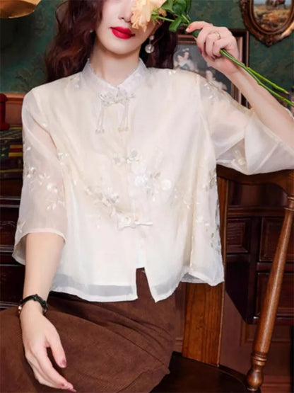 Elegante, aufwendig bestickte Stehkragenbluse für Damen mit Froschknöpfen