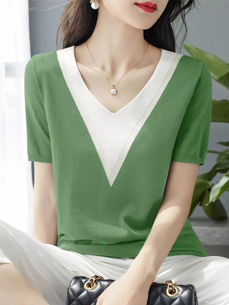 Sommerliches, farblich abgesetztes Stricktop mit V-Ausschnitt und kurzen Ärmeln