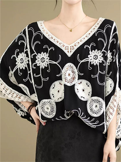 Sommerliche, locker geschnittene Bluse mit V-Ausschnitt, Spitzenapplikationen und bestickten Fledermausärmeln für Damen