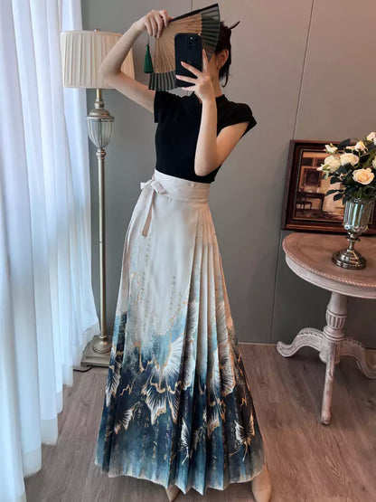 Eleganter, neuer chinesischer Satin-Faltenrock in schmaler Passform mit Pferdegesicht-Motiv