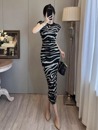 Elegantes, figurbetontes Vintage-Kleid mit Zebramuster und Schlitz in schmaler Passform.