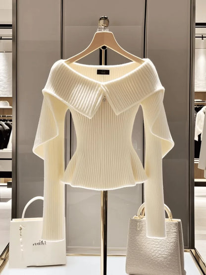 Suéter de punto blanco elegante con volantes y hombros descubiertos para mujer.