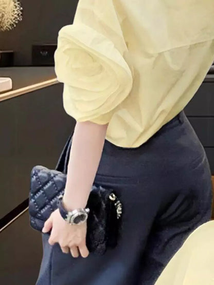 Elegante gelbe Sommerbluse im französischen Stil mit 3D-Blumenapplikationen für Damen