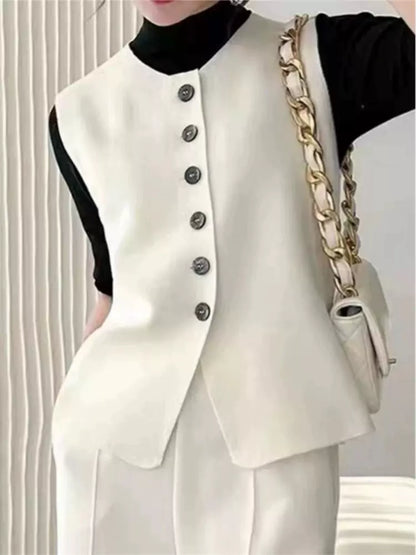 Elegante, taillierte Weste aus weißer Wolle für Damen – ärmellos, schmal geschnitten, Rundhalsausschnitt