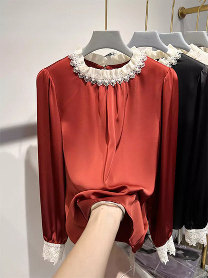 Elegante, plissierte Chiffonbluse mit Perlenbesatz, Stehkragen und langen Ärmeln im französischen Stil für Damen