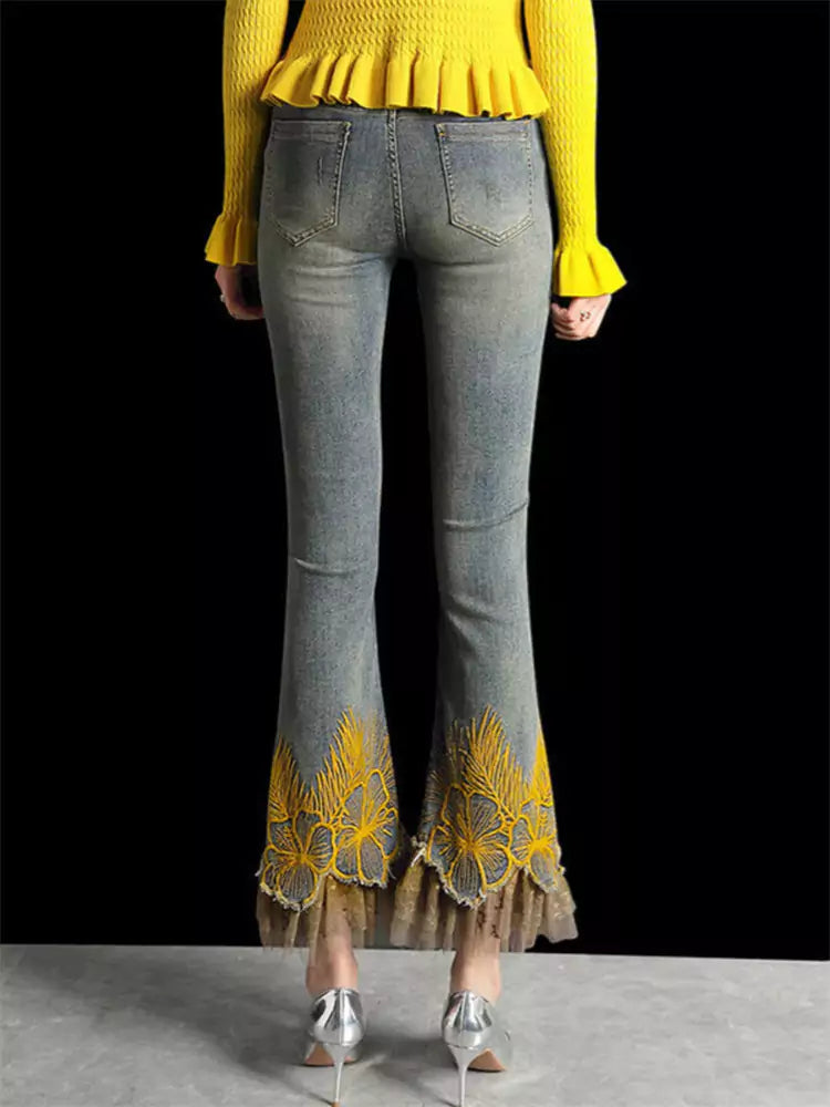 Pantalones vaqueros cortos acampanados de cintura alta con parches de malla bordada para mujer