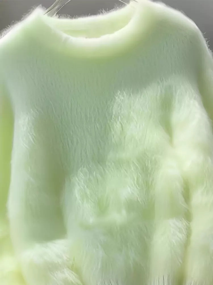 Suéter de punto de mohair verde con cuello redondo para mujer en estilo informal y relajado.