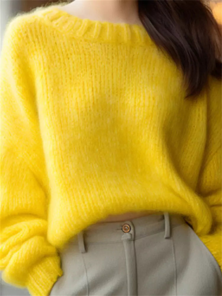 Suéter de punto francés elegante amarillo con cuello redondo para mujer con un estilo único y acogedor.