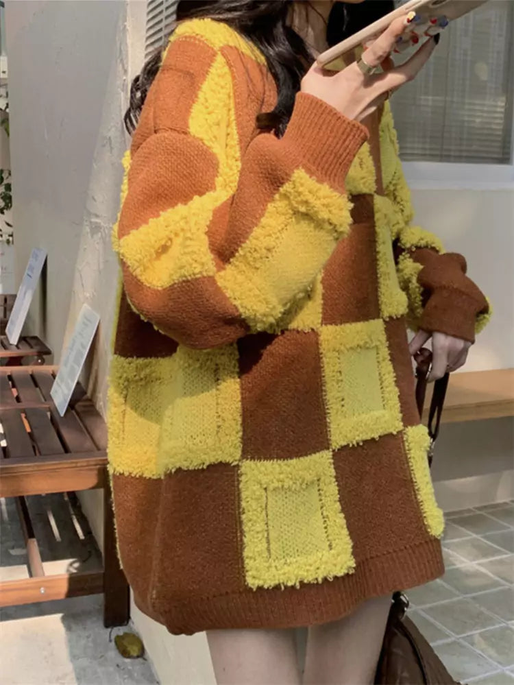 Mittellanger, gelb-brauner Strickpullover mit Rundhalsausschnitt und Karomuster für Damen