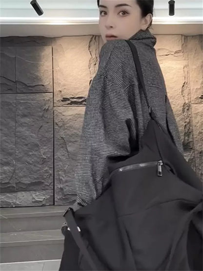 Locker geschnittenes, gestreiftes Damenhemd mit Reverskragen in mittellanger Länge