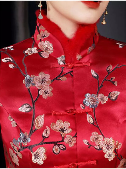 Stilvolle, rot bestickte, mittellange Weste im chinesischen Vintage-Stil mit pelzbesetztem Stehkragen für Damen