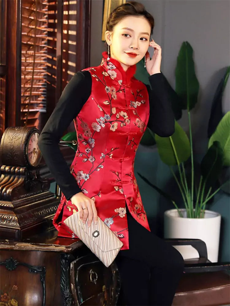 Stilvolle, rot bestickte, mittellange Weste im chinesischen Vintage-Stil mit pelzbesetztem Stehkragen für Damen