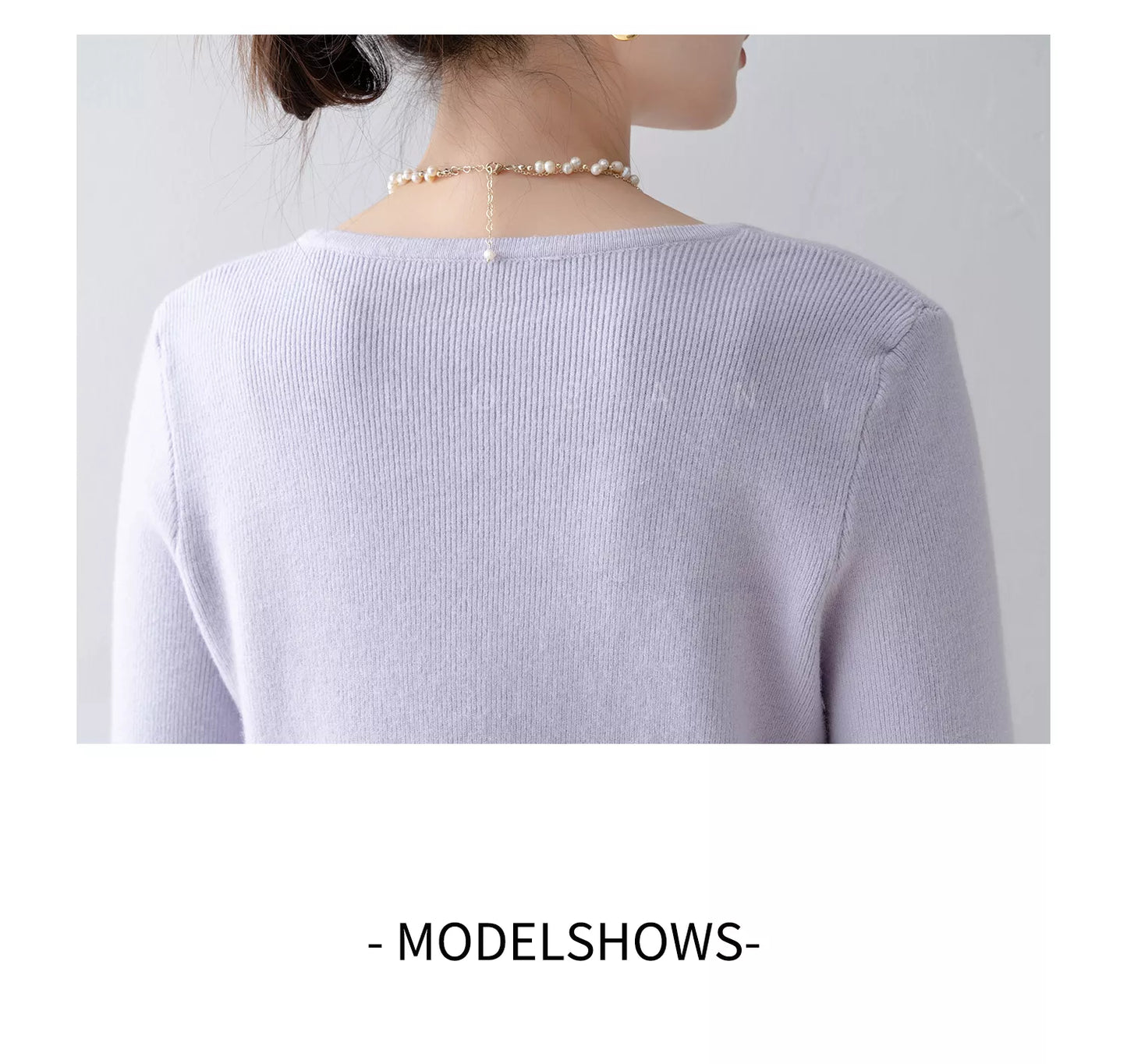 Elegantes, lila Stricktop mit Rundhalsausschnitt, floralen Details und Rüschen.