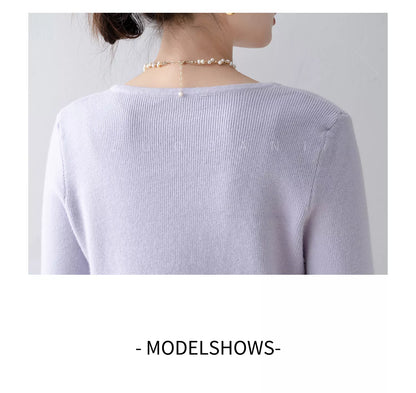 Elegantes, lila Stricktop mit Rundhalsausschnitt, floralen Details und Rüschen.