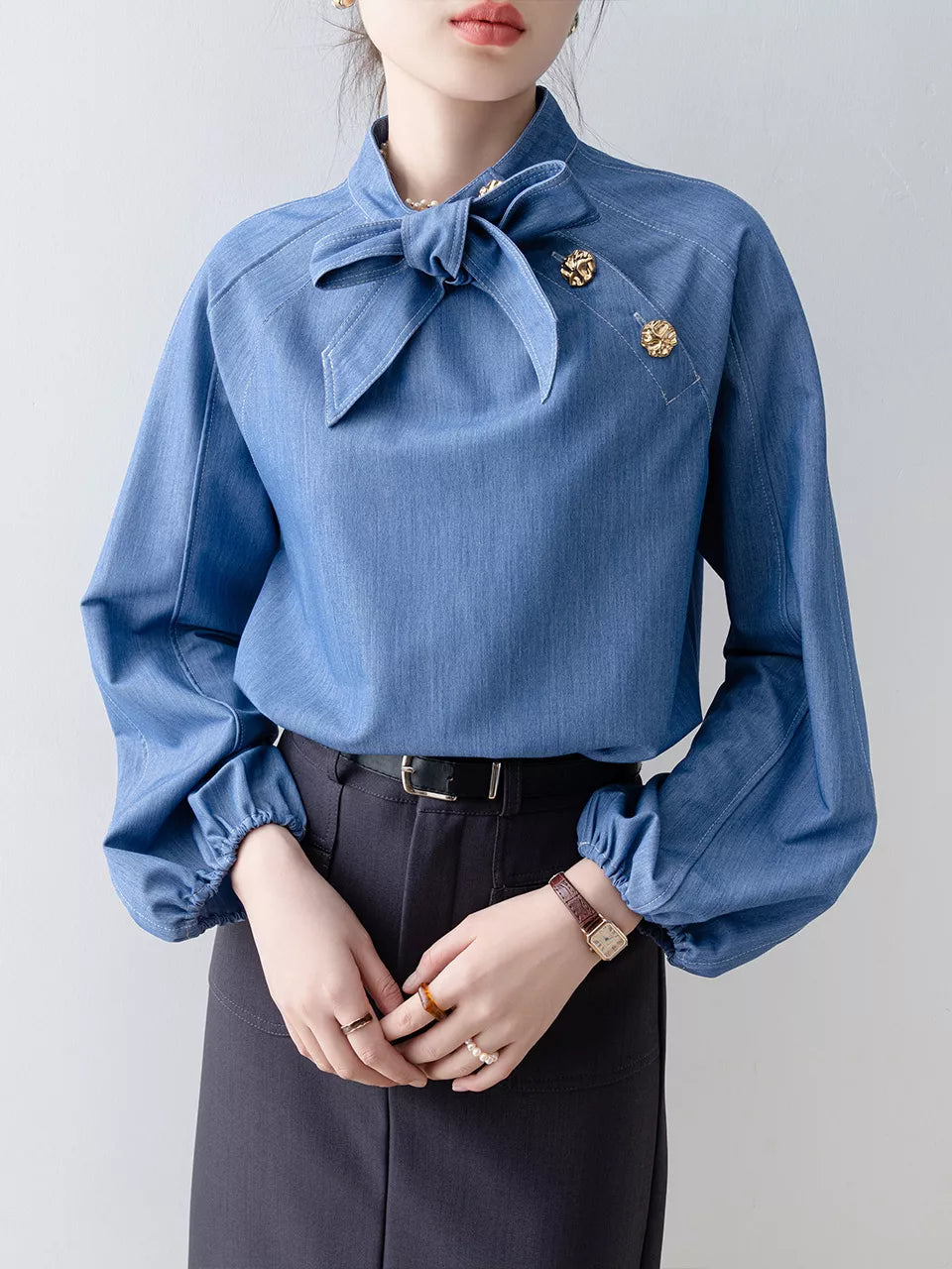 Damenbluse aus blauem Denim mit Schleife und Laternenärmeln